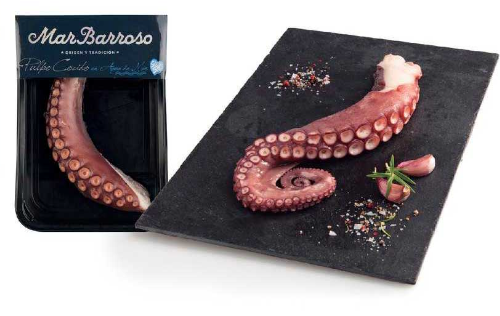 Ensalada de lechuga y tomate acompañada de pata de pulpo y Vichyssoise de puerro y patata.